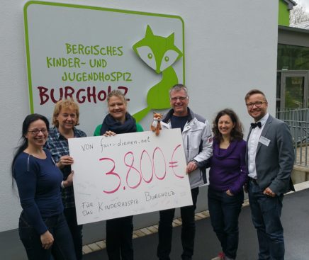 Die „fair-dienen“-Delegation bei der Scheckübergabe an Kerstin Wülfing vom Kinderhospiz Burgholz (3.v.l.). -Foto: privat