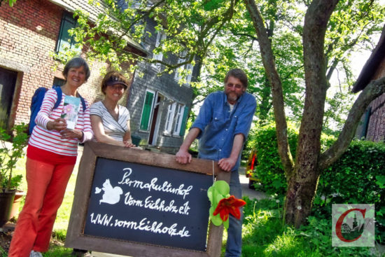 Christine Nordmann (li.), Monika Heinz und Johannes Dickmann hoffen im Rahmen der Gartenpforte am Wochenende viele Interessierte für das „Gärtnerhof“-Projekt begeistern zu können. -Foto: Meinhard Koke