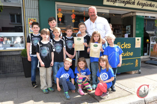 Bäckerei-Inhaber Dirk Polick lud Cronenberger Jugend-Mannschaften dazu ein, im Trikot bei „Policks Backstube“ an der Hauptstraße aufzulaufen und Team-Gutscheine „abzusahnen“. -Foto: Odette Karbach