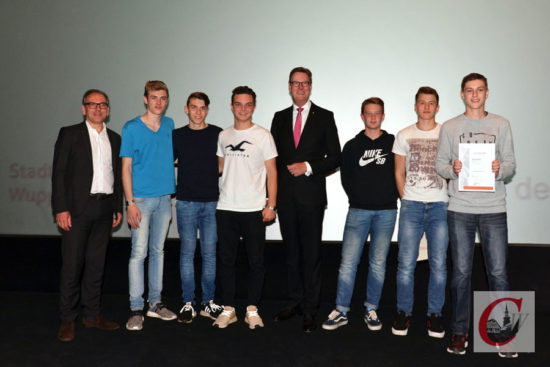 Die erfolgreichen Basketballer des Carl-Fuhlrott-Gymnasiums in den Wettkampfklassen II und III: Max, Felix,Vincent, Malte, Nils und Lennart. -Foto: Odette Karbach