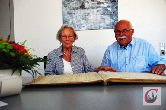 Beim Durchblättern des großen Knipex-Lohnbuches aus dem Jahr 1968 stolpern Ilse Putsch und Wolfgang Bernadowitz über so einige Namen, die ihnen gemeinsam in Erinnerung sind – Kunststück, damals war der Zangen-Weltmeister ja noch von einem etwas übersichtlicherem Kaliber… -Foto: Meinhard Koke