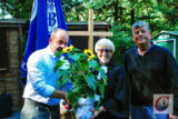 Sonne von oben und Sonnenblumen als Geburtstags-Präsent: Pfarrerin Sylvia Hartmann freute sich mit Wirt Jörg Breuer (li.) und Ideengeber Stefan Strack über einen sonnigen Gottesdienst. -Foto: Meinhard Koke