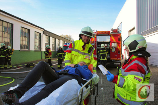 Das gehört natürlich auch zu einer Feuerwehr-Abschlussprüfung: Die Bergung und Versorgung von Verletzten wurde ebenso geprobt. -Foto: Matthias Müller