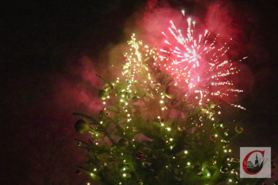 Mit dem CW-Feuerwerk, das wieder Schmitz Pyrotechnik in den Küllenhahner Fest-Himmel abfeuerte, klang der 14. Küllenhahner Advent aus. -Foto: Meinhard Koke