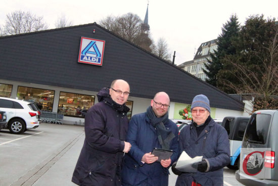 FDP-Ratsfraktionschef Alexander Schmidt mit Cronenbergs FDP-Vorsitzendem René Schunk und dem liberalen Bezirksvertreter Hans-Hermann Bock (v.l.) vor dem ALDI-Markt in Unterkirchen. -Foto: Meinhard Koke