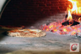 Blick in den neuen „La Piazza“-Holzofen: Wesentlich schneller backt im Schein der lodernden Holzscheite die Pizza nach original neapolitanischer Manier… -Foto: Meinhard Koke