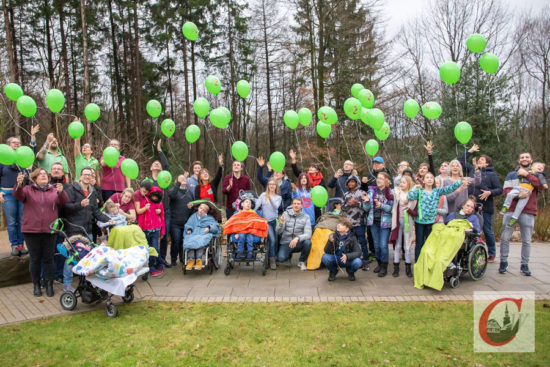 Zusammen mit Fußball-Profi Lars Bender (TSV Bayer 04 Leverkusen) als neuem Botschafter ließen die Familien und Mitarbeiter des Kinderhospizes Burgholz am Tag der Kinderhospizarbeit grüne Luftballons in den Küllenhahner Himmel steigen. -Foto: Marcus Müller