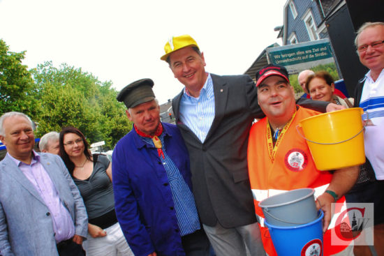 So wird man ihn hoffentlich im nächsten Jahr bei der Nachhol-Werkzeugkiste wiedersehen können: Kisten-Top-Loseverkäufer Ralf Dahm (re.) bei der Werkzeugkiste 2019 mit dem früheren Oberbürgermeister Peter Jung und Obram haral Biedebach (li.). | Archiv-Foto: CW