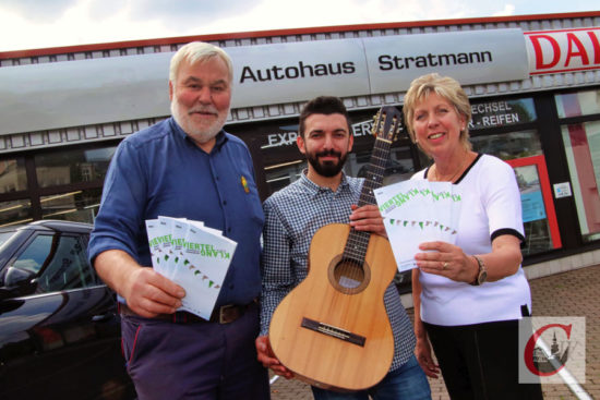 Christine und Harald Stratmann mit ihrem neuen Auszubildenden Ibrahim Khabat: Der angehende KFZ-Mechatroniker wird am 31. August eine „Extra-Schicht“ in Unterkirchen einlegen – mit dem Ensemble Al Watan tritt er beim „Viertelklang“ im Autohaus Stratmann auf. | Foto: Meinhard Koke