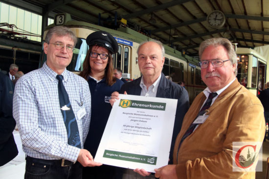 Wurde anlässlich des Festaktes zum 50. Geburtstag der Bergischen Museumsbahnen geehrt: Jürgen Eidam (mi.) ist einer der Gründer von Deutschlands kleinster Straßenbahngesellschaft. | Foto: Meinhard Koke