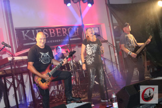 Die Band „Kiesberch“ rockte am Samstagabend die Fahrzeughalle und begeisterte an der Theishahner Straße. | Foto: Meinhard Koke