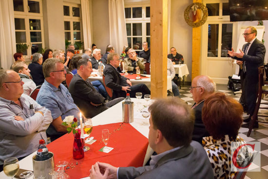 Voll war das Steinhaus des „Cronenberger Festsaals“ wieder bei der Überreichung der Spendenschecks auch durch OB Mucke (li.). | Foto: Marcus Müller