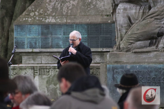 Ulrich Weidner, Pfarrer im Ruhestand der Evangelischen Gemeinde Cronenberg, hielt die Ansprache zur Dörper Gedenkstunde 2019 am Volkstrauertag. | Foto: Meinhard Koke