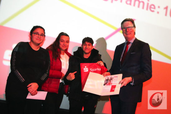 Sparkassen-Chef Günter Wölfges mit dem „ausgezeichneten“ Planspiel-Schüler-Team „Tarik macht Auge“ vom Carl-Fuhlrott-Gymnasium. | Foto: Meinhard Koke