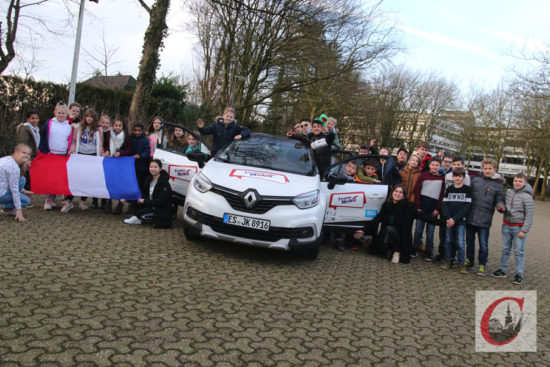 Im Frühjahr 2020 fuhr Cyrielle Viprey erneut mit dem FranceMobil das Schulzentrum Süd an: Diesmal war aber die Friedrich-Bayer-Realschule (FBR) das Ziel der Botschafterin des „Institut francais“. Vier Schulstunden lang rührte Viprey in den sechsten Klassen die „Französisch-Trommel“, diesmal versuchte die France-Mobil-Botschafterin die Realschüler allerdings mehr auf spielerische Weise für die Sprache unseres Nachbarlandes zu begeistern. | Foto: Meinhard Koke