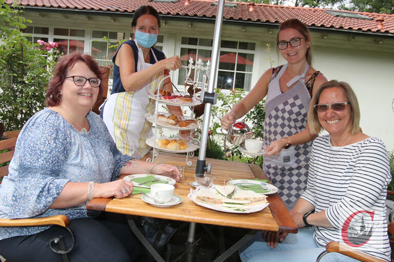Besser als im Adlon“ „High Tea“ jetzt auch im Landhaus