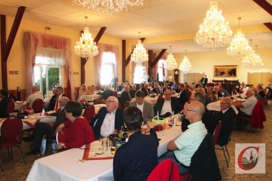 Coronabedingt nur 75 Gäste konnten nach Voranmeldung zum Herbst-Empfang im „Cronenberger Festsaal“ Platz nehmen – ganz überwiegend waren es Vertreter von Politik und Cronenberger Vereine, welche in Cronenbergs gute Stube gekommen waren. | Foto: Meinhard Koke