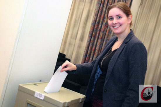 Neu-Bürgermeisterin Miriam Scherff bei der Stimmabgabe – für wen sie ihr Kreuzchen gemacht hatte, blieb natürlich ihr (Wahl-)Geheimnis… | Foto: Meinhard Koke