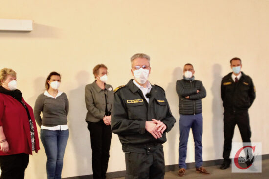 Berufsfeuerwehrchef Ulrich Zander (mi.) beim Start der Corona-Impfungen in Wuppertal. Rechts im CW-Bild sind Tobias Krebber von der Berufsfeuerwehr sowie André Albermann von der Kassenärztlichen Vereinigung (2.v.r.) sowie links die Leitung der beiden Senioreneinrichtungen in der Vogelsangstraße, wo die ersten Impfungen in der Stadt erfolgten. | Foto: Meinhard Koke