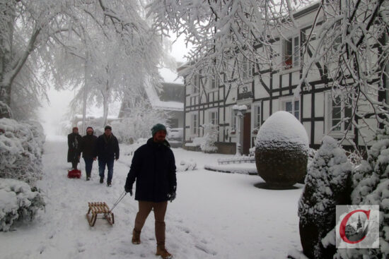 Postkarten-Ansicht in Schwarz-Weiß: Im Schnee ist das Winter-Idyll vor dem translozierten Wohnhaus der Familie Löckmann komplett. | Archiv-Foto: Meinhard Koke