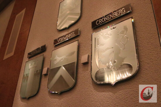 Heraldisch falsch: Das Cronenberg-Wappen im Wuppertaler Ratssaal. | Foto: Meinhard Koke