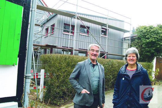 „Kleinhäuslebauerin“ Christine Nordmann mit Friedrich W. Figge, der als Architekt und guter Nachbar bei dem Tiny-House-Projekt unterstützte. | Foto: Meinhard Koke