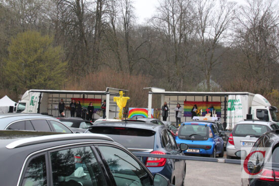 Am „Car-Sonntag“ füllten nicht Mitarbeiter der Berger-Gruppe, sondern die Besucher des Auto-Gottesdienstes den Firmenparkplatz in der Kohlfurth. | Foto: Matthias Müller