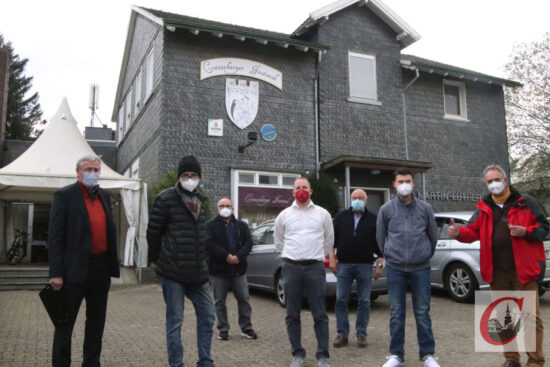 Udo Schmidtke (2.v.l.) und Raphael Behne (mi.) wollen gemeinsam im Cronenberger Festsaal ein Schnelltest-Zentrum einrichten. Axel Dreyer (CHBV, li.) und CDU-Nachwuchspolitiker Alexej Hundt (2.v.r.) hatten unabhängig voneinander die Idee zu dem Standort „Festsaal“, den CDU-Ratsherr Holger Reich (re.) nach seinen Möglichkeiten unterstützen möchte. | Foto: Meinhard Koke