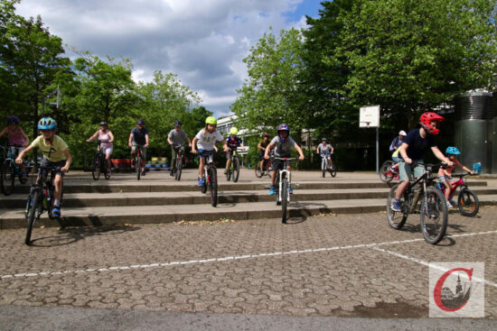 Während dort „geschraubt“ wurde, bot die Evangelische Gemeinde Cronenberg hier zum „Tag des guten Lebens“ einen Biker-Parcours auf dem Westhof des Schulzentrums Süd an | Foto: Meinhard Koke