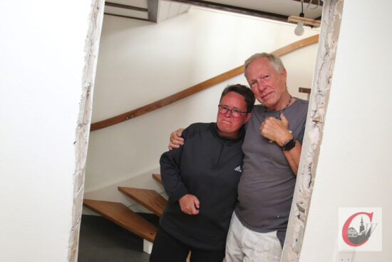 Mit Tränen in den Augen, aber dennoch mittlerweile wieder zuversichtlich und kämpferisch: Wolfgang Wandel mit Anwohnerin Raphaela Geisler-Wirth, deren frisch saniertes Haus zumindest im Erdgeschoss durch die Hochwasser-Massen stark beschädigt wurde. | Foto: Meinhard Koke