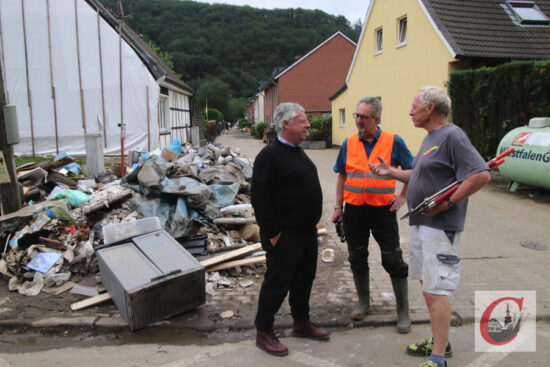 CDU-Bundestagsabgeordneter Jürgen Hardt (li.) vor Ort mit Cronenbergs CDU-Chef Holger Reich (mi.) und Anwohner Wolfgang Wandel, der die Hilfe in den vergangenen Tagen in der Kohlfurth koordinierte. | Foto: Meinhard Koke