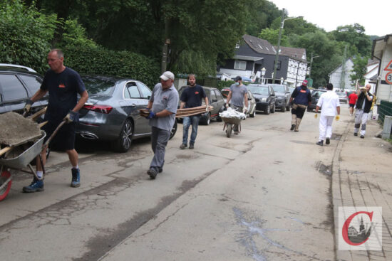 In einer konzertierten Aktion von Stadt, AWG und ESW, Jobcenter, Diakonie und Gesa wird seit dem heutigen Mittwoch unter der Federführung der Feuerwehr in der Kohlfurth weiter aufgeräumt. Etwa 80 Hilfskräfte sind dabei im Einsatz. | Foto: Meinhard Koke