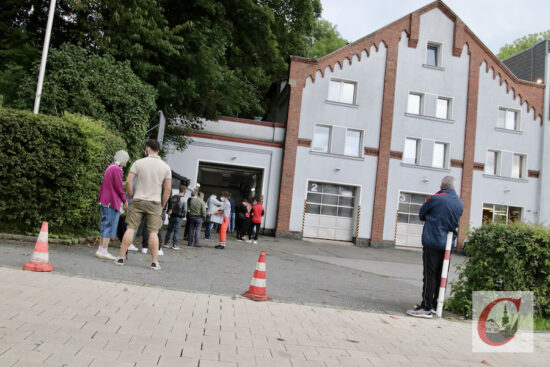 Auch vor dem Löschhaus der Freiwilligen Feuerwehr Cronenberg bildete sich zu der Aktion eine Schlange von Impfwilligen. | Foto: Meinhard Koke