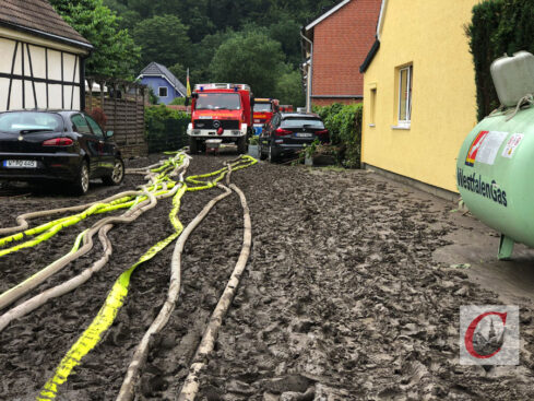 Nachdem das Hochwasser gewichen ist: die Straße Kaltenbachweg neben dem Betriebshof der Bergischen Museumsbahnen in der Kohlfurth. | Foto: Oliver Grundhoff