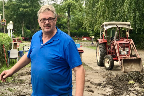 Landwirt Ingo Smalakies hilft mit seinem Trecker bei den Aufräumarbeiten Strandcafé. | Foto: Wolfgang Wandel