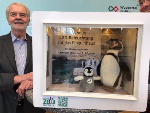 Scheinbar ziemlich zufrieden mit seinem (Spenden-)Präsent für den Grünen Zoo: Prof. Dr. Peter Hennicke. | Foto: privat