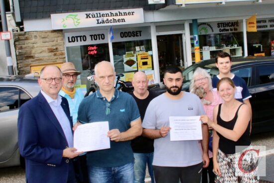 Demonstrierten ihre Unterstützung für „Lädchen“-Pächter Mert Berk (2.v.r. vo.) und die Unterschriften-Aktion von Michael Ludwig (Bürgerverein Küllenhahn, 2.v.l. vo): die beiden CDU-Stadtverordneten Rainer Spiecker und Holger Reich (li.), die Bezirksvertreter Dirk Wallraf (Grüne, hi. mi.) und Alexej Hundt (CDU, hi. re.) sowie Bezirksbürgermeisterin Miriam Scherff (SPD, re.) und ihre Stellvertreterin Regina Orth (Grüne, 2.v.r.). | Foto: Meinhard Koke