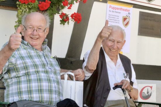 Daumen hoch für die 26. Cronenberger Werkzeugkiste befanden auch diese beiden Dörper Urgesteine: Edwin Markert(li.) und Manfred Stader. | Foto: Meinhard Koke