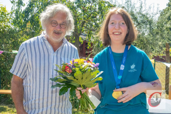 Lebenshilfe-Geschäftsführer Stefan Pauls beglückwünschte mit Mitarbeiterin Leonie Heppner eine Goldmedaillen-Gewinnerin der nationalen Spiele der Special Olympics. | Foto: Marcus Müller