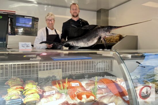 Ein weiterer Neuling auf dem neuen Cronenberger Wochenmarkt: Leckeres aus Fluss und Meer ist frisch am neuen Fischwagen an der Solinger Straße erhältlich. | Foto: Oliver Grundhoff