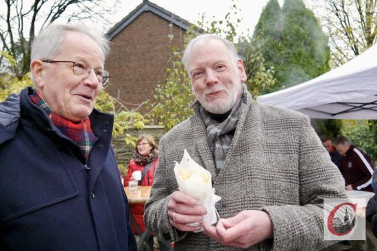 Auch für Pastor Thomas Hoppe (re.) war beim 1. Sudberger Adventszauber offenbar etwas (Schmackhaftes) dabei… | Foto Marion Heidenreich