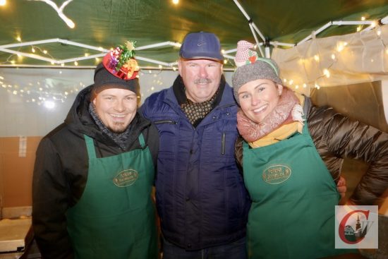 Sie „zauberten“ wieder leckere „Bullebäuschen“ auf dem „Hüttenzauber“: Die Wuppertaler Unternehmer des Jahres, Dirk Polick (mi.) mit seinen (Firmen-)Junioren Svenja und Tim Polick von „Policks Backstube“. | Foto: Marion Heidenreich