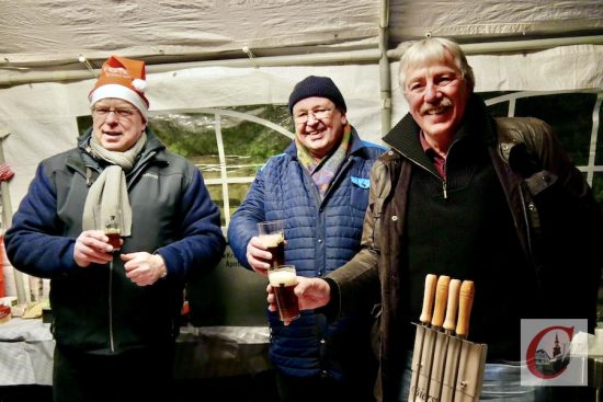 Cronenberg-Brauherr Axel Dreyer (re.) und seine Mitstreiter luden nicht nur auf ein Winter-Bier ein, sondern auch zum Bierstacheln. | Foto: Marion Heidenreich