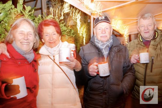 Volle Tassen in der vollen „Hütte“: Der Glühwein floss beim Cronenberger Hüttenzauber in Strömen. | Foto: Marion Heidenreich