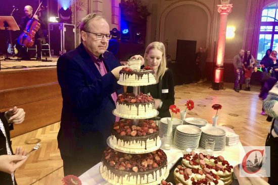 Als Gastgeber und Knipex-Chef Ralf Putsch zum Anschneiden der mehrstöckigen Jubiläumstorte schritt, wusste jedes einzelne Mitglied der großen Knipex-Familie gewiss endgültig, dass er beziehungsweise sie auch auf diese Weise ein Stück vom Erfolgskuchen von Cronenbergs größtem Arbeitgeber abbekommt…! | Foto: Johannes Schlottner