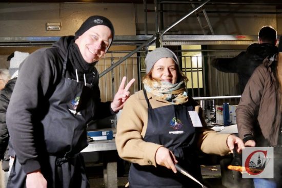Die ehrenamtlichen Helfer hatten wieder einen buchstäblich „heißen“ Job: Die Knusperplätzchen gingen beim Reibekuchenfest 2022 an der Rottsieper Höhe weg wie die warmen Semmeln…! | Foto: Marion Heidenreich