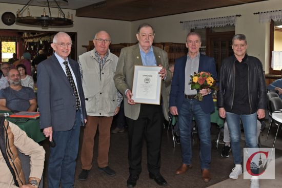 Fritz Ortmeier (mi.) wurde im Rahmen der Feierlichkeit zur Vergabe des Wanderpokals 2022 für seine Verdienste als jahrzehntelanger Vorsitzender des Stadtverbandes Wuppertal der Gartenfreunde e.V. mit der Goldenen Ehrennadel gewürdigt. | Foto: Odette Karbach