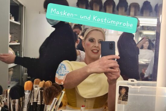 Alida Aden in der Maske: Die Musiklehrerein der Friedrich-Bayer-Realschule wirkte im Opernchor an der „La Traviata“-Aufführung mit. | Foto: privat