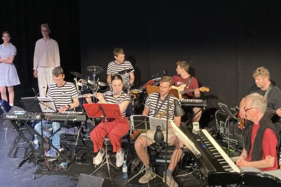 Natürlich auch beim Kirchentag: Die Spell'88-Aufführungen von „Whistle Down the Wind“ begleiteten Kantor Martin Ribbe (re.) und seine Band mit Live-Musik. | Foto: Spell'88