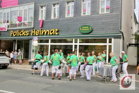Am Inklusionstag sorgte die Formation „Limao Fatal“ auf Einladung von „Policks Backstube“ für heiße Rhythmen in der Dörper Ortsmitte. | Foto: Matthias Müller